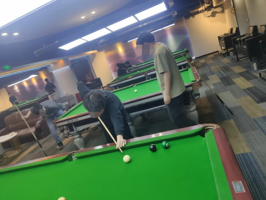 打台球